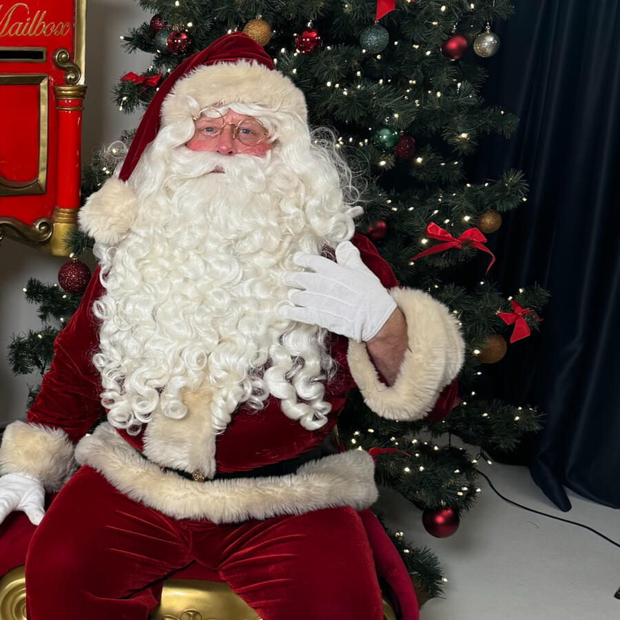 Julenissen ved juletreet